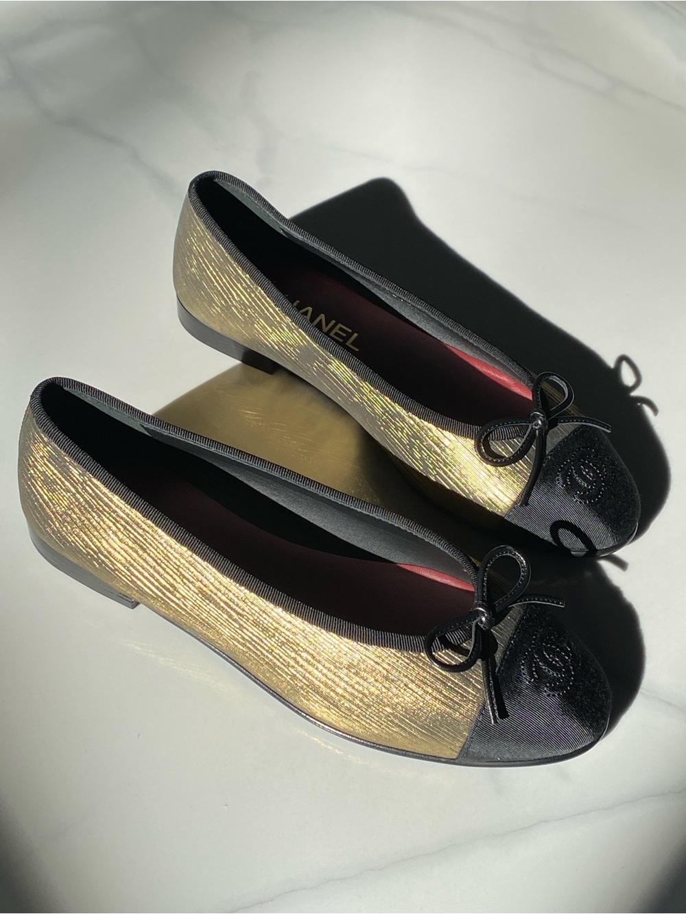 NEW 2026 CHANEL BLACK GROSGRAIN CC LOGO CAPTOE GOLD BALLERINA BALLET FLATS 37.5C